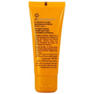 ضد آفتاب بی رنگ لافارر مدل SPF50 مناسب پوست خشک و نرمال حجم 40 میلی لیتر