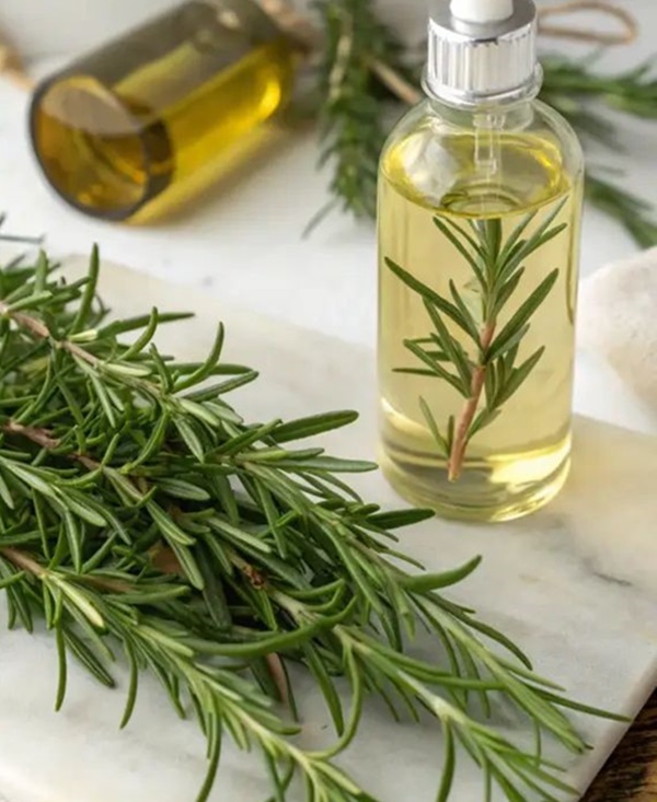 فواید روغن رزماری برای مو