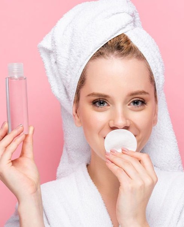 استفاده از میسلار واتر برای پاک کردن رژ